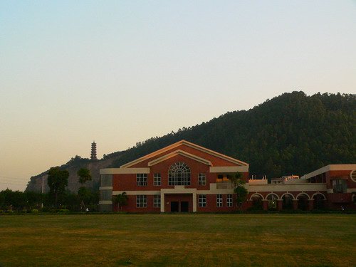 广州市英东中学图片