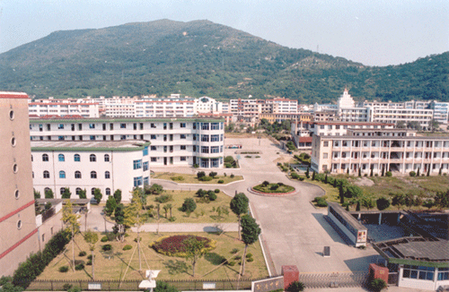 上海市浦东区新港镇新欣东路64号学校介绍新港中学始建于1965年,多年