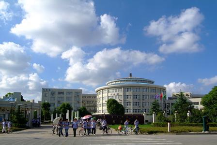 上海市浦东新区周浦镇繁荣路188号学校介绍华东师范大学附属周浦中学